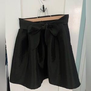 Balloon skirt with bow tie